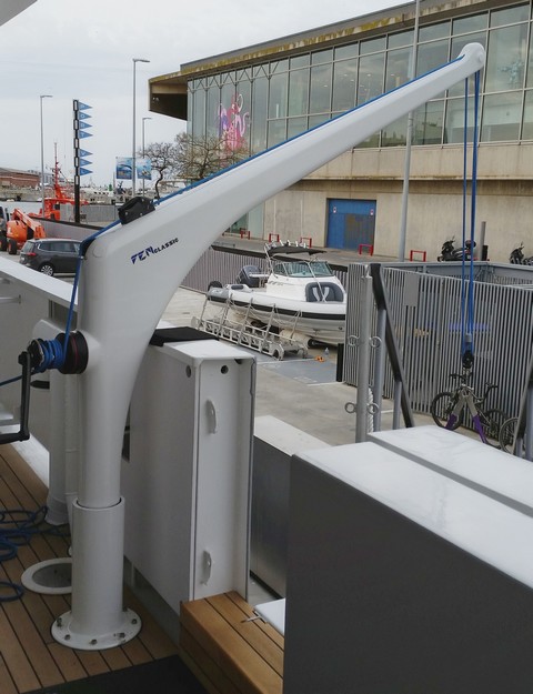 Portable davit with external socket